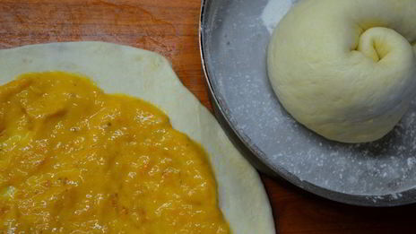 крученый пирог с бананом и курагой