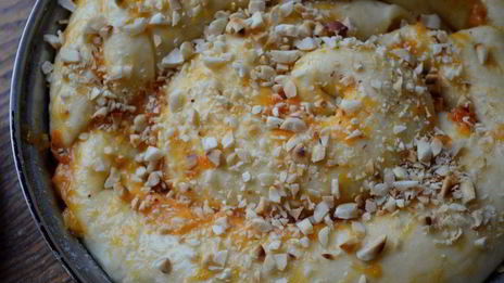 крученый пирог с бананом и курагой