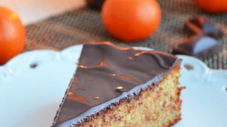 Мандариново-миндальный пирог под шоколадом