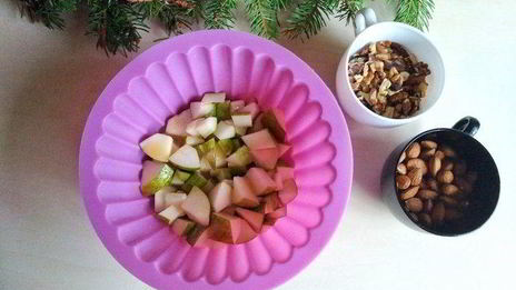 пирог-перевертыш с грушами и орехами