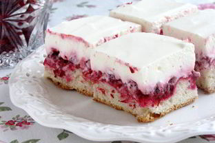 Пирог с брусникой и сметаной