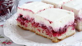 Пирог с брусникой и сметаной