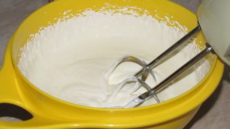 пирог с брусникой и сметаной