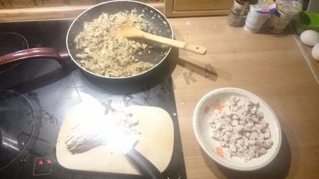 пирог с курицей, грибами и луком