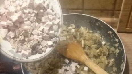 пирог с курицей, грибами и луком