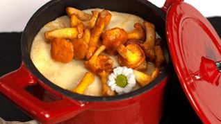 Пирог с лисичками в горшочке