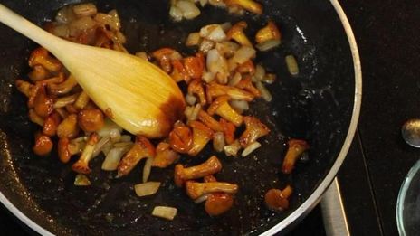 пирог с лисичками в горшочке