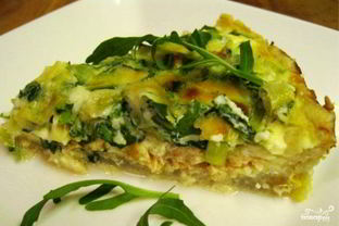 Пирог с рукколой, семгой и сыром