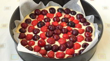 пирог с вишней и клубникой