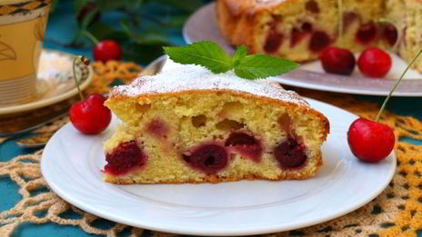 пирог с вишней и клубникой