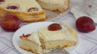 Пирог со сливой и сырным кремом