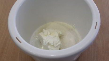 пирог со сливой и сырным кремом