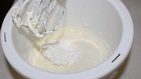 пирог со сливой и сырным кремом