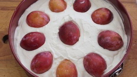 пирог со сливой и сырным кремом