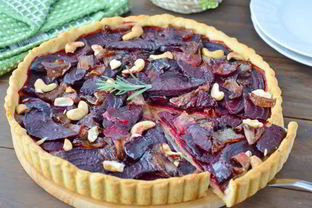 Пирог со свеклой и луком