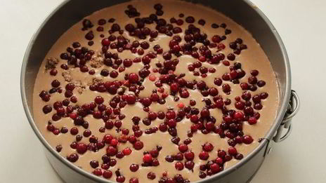 шоколадно-творожный пирог с брусникой