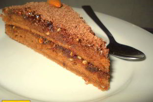 Шоколадный пирог с повидлом и орехами