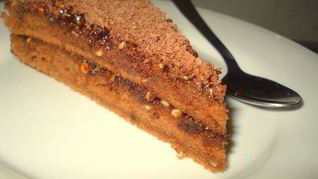 Шоколадный пирог с повидлом и орехами