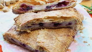 Слоеный пирог с творогом