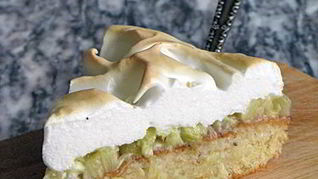 Сочный ревенный пирог под шапкой-безе