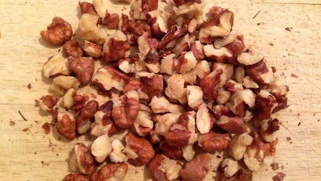 тыквенный пирог с орехами, шоколадом и соленой карамелью