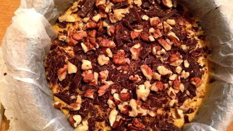 тыквенный пирог с орехами, шоколадом и соленой карамелью