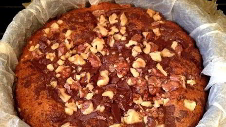 тыквенный пирог с орехами, шоколадом и соленой карамелью