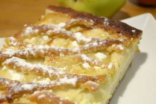 Яблочный пирог с творогом и лимоном