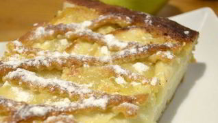 Яблочный пирог с творогом и лимоном