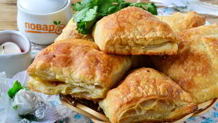 Быстрые пирожки с цыпленком и помидорами