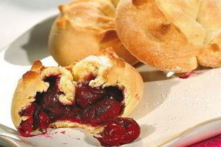 Домашние пирожки с вишней и корицей