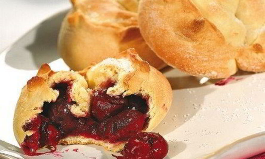 Рецепт домашние пирожки с вишней и корицей