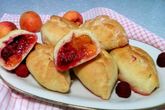 Дрожжевые пирожки с абрикосами и малиной