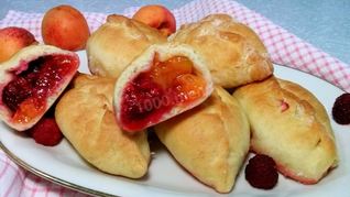 Дрожжевые пирожки с абрикосами и малиной