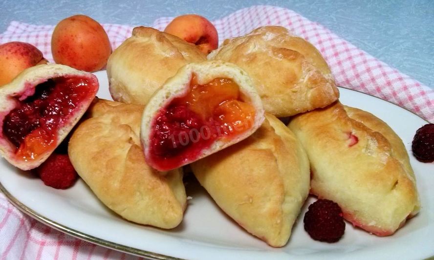 Рецепт дрожжевые пирожки с абрикосами и малиной