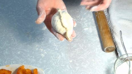 дрожжевые пирожки с абрикосами и малиной