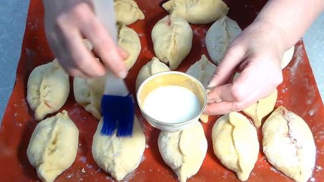 дрожжевые пирожки с абрикосами и малиной