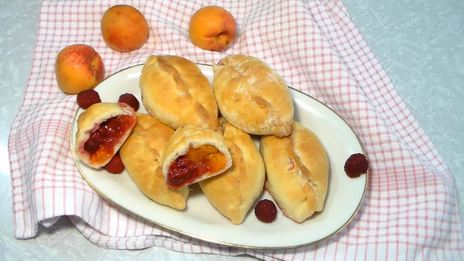 дрожжевые пирожки с абрикосами и малиной