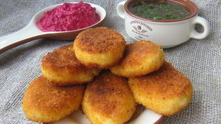Картофельные пирожки с брынзой и свекольно-сметанным соусом