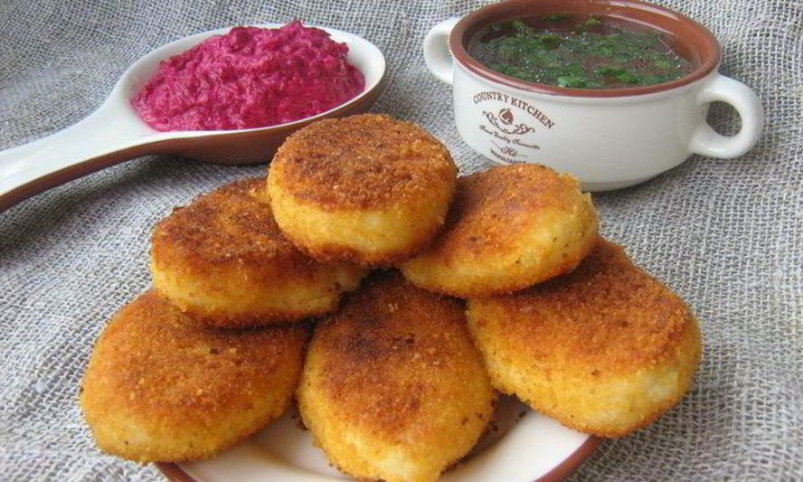 Рецепт картофельные пирожки с брынзой и свекольно-сметанным соусом