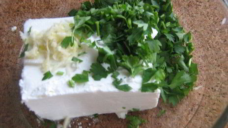 картофельные пирожки с брынзой и свекольно-сметанным соусом