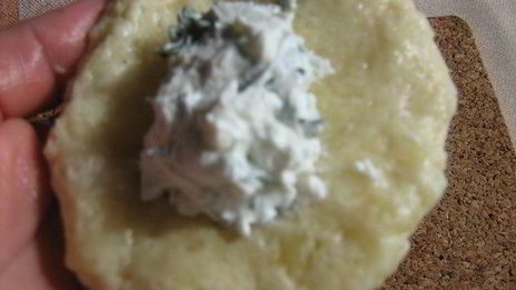 картофельные пирожки с брынзой и свекольно-сметанным соусом