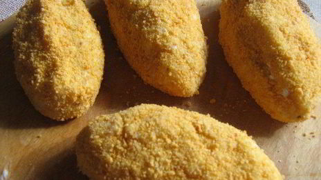 картофельные пирожки с брынзой и свекольно-сметанным соусом