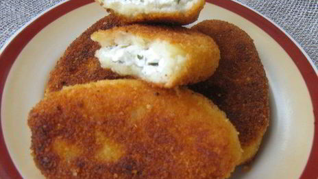 картофельные пирожки с брынзой и свекольно-сметанным соусом