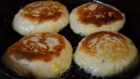 ленивые пирожки с зеленым луком и яйцом