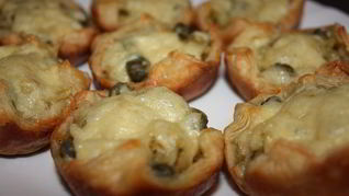 Открытые пирожки из слоеного теста