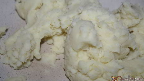 печеные пирожки с картофелем и маслятами