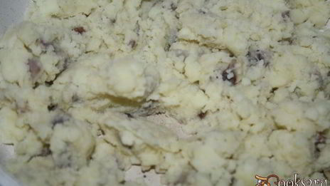 печеные пирожки с картофелем и маслятами