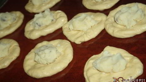 печеные пирожки с картофелем и маслятами