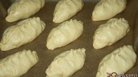 печеные пирожки с картофелем и маслятами